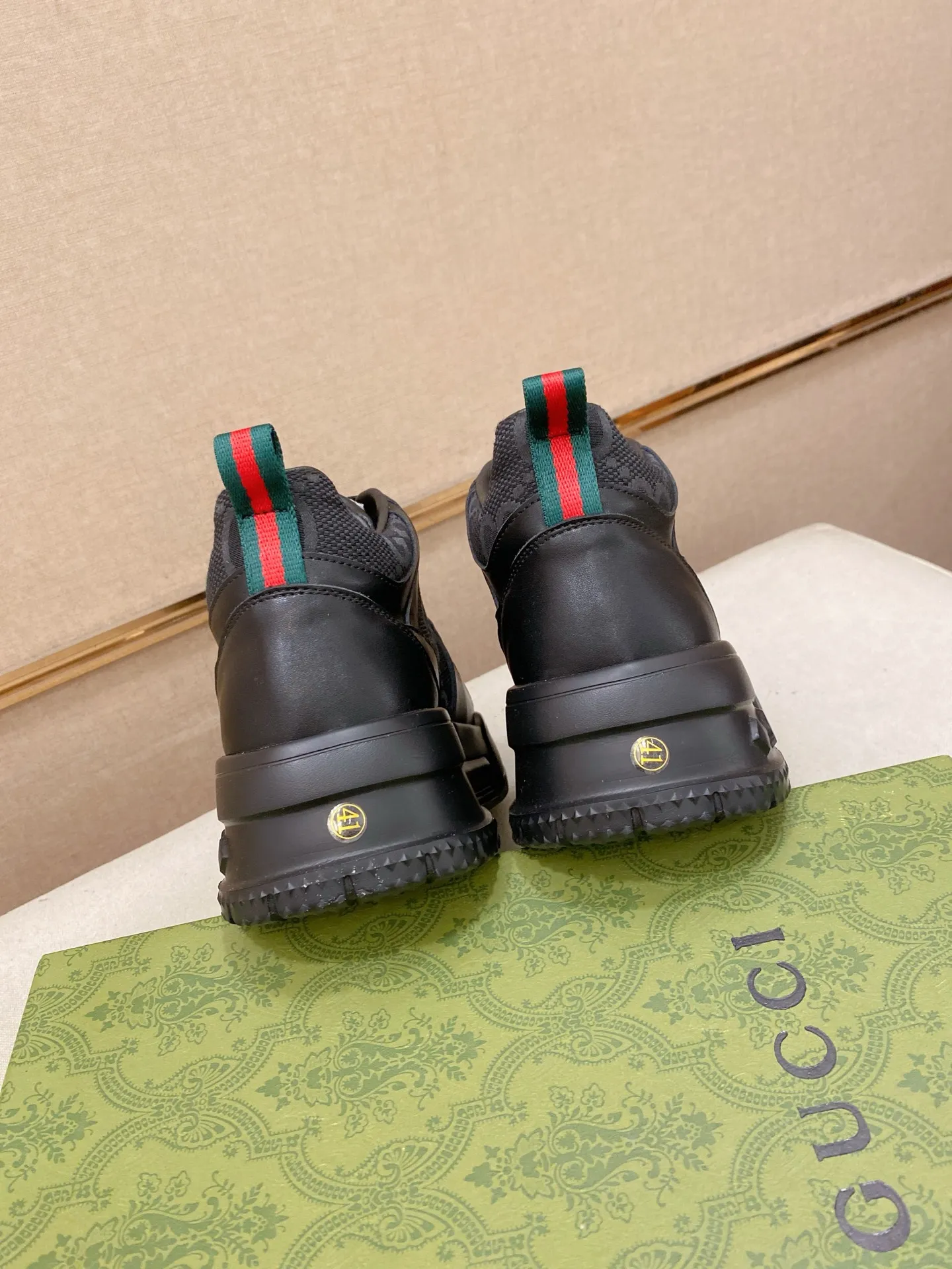 Factory price: 442💰 (GUCCI) The latest model from the official website🎁🎁Casual and fashionable men's shoes👟, hot style💥The style is simple and elegant, exclusive for trendy men. Unique official website's latest brand elements👑original Gucci decoration, fashionable and generous, the fabric is original cowhide ✅sheepskin lining, the official website specifies wear-resistant casual outsole, the classic model is taken in kind at the counter🎬38-44 (can be customized for 45 non-refundable)